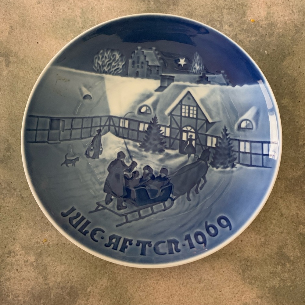 1969 B&G Christmas Plate Kyobenhavn Denmark  Arrival of Christmas Guests